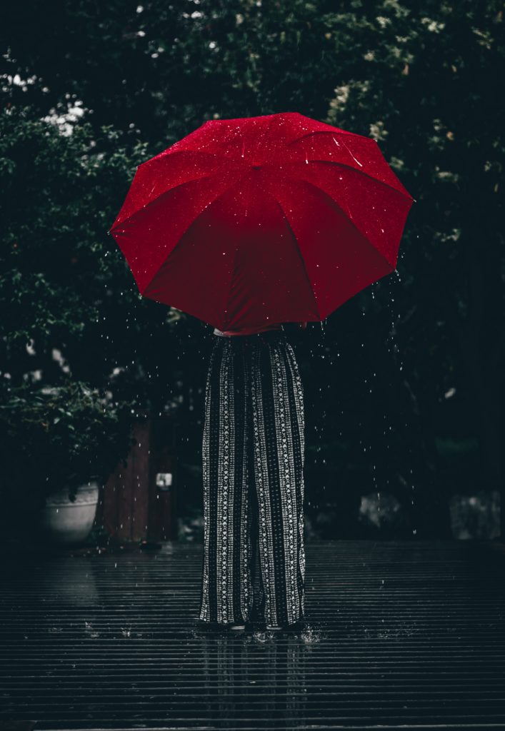 ถ่ายรูป ถ่ายกับร่มกันฝน